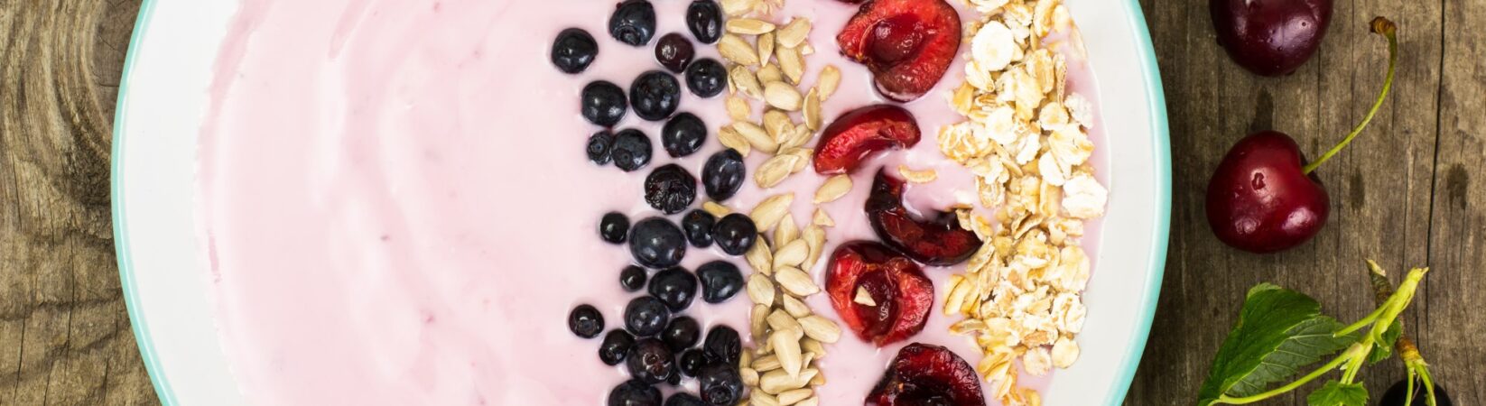 Kirschen-Smoothie Bowl mit Joghurt