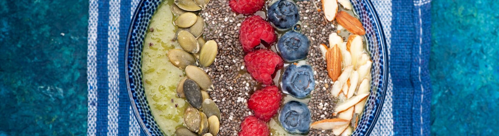 Smoothie Bowl mit Kiwi und Gurke