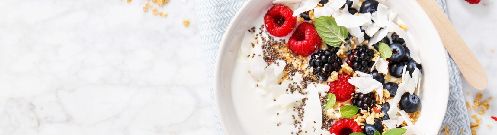 Smoothie-Bowl mit Beeren und Kokoschips