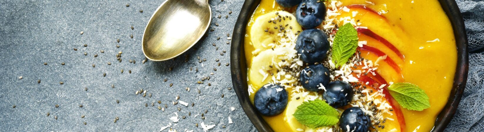 Smoothie-Bowl mit Mango, Banane, Nektarine und Blaubeeren