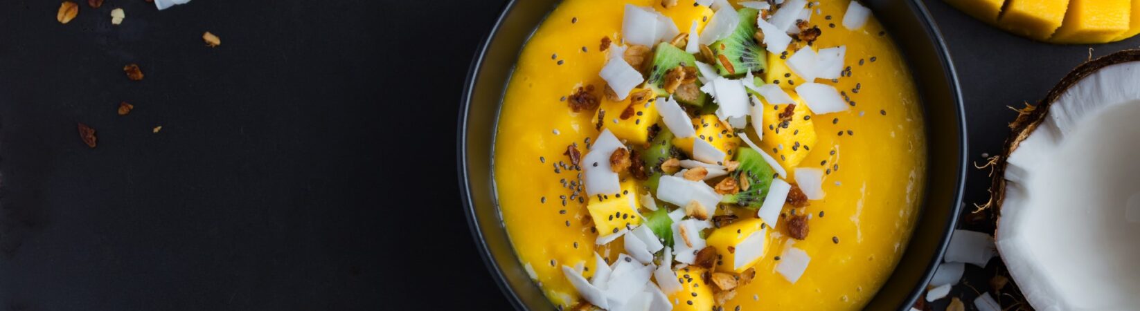 Mango-Smoothie Bowl mit Kokosmilch