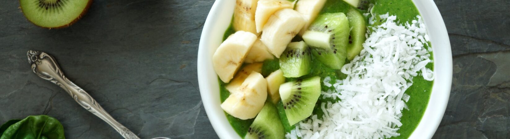 Smoothie Bowl mit Spinat, Kiwi und Bananen