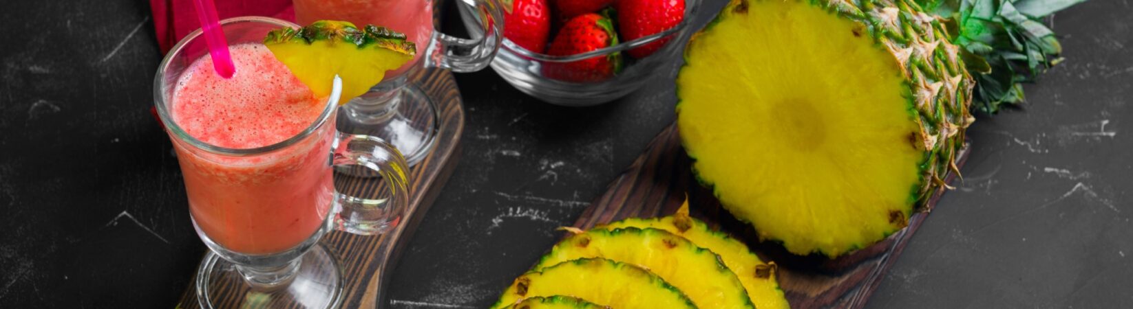 Erdbeer-Smoothie mit Ananas und Banane