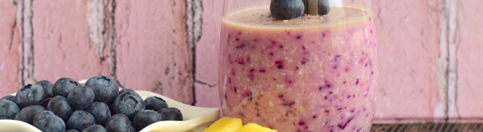 Smoothie mit Ananas und Blaubeeren