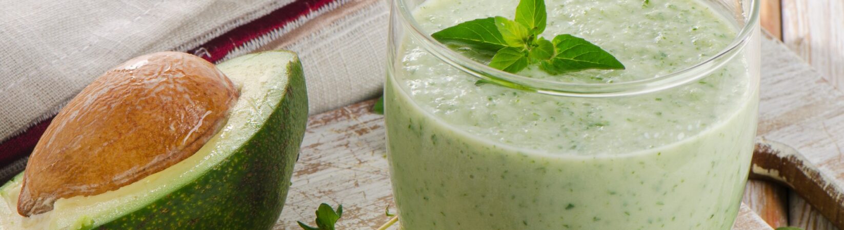 Smoothie mit Apfel und Avocado