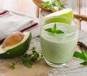 Smoothie mit Apfel und Avocado