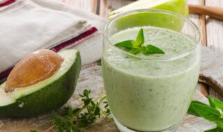 Smoothie mit Apfel und Avocado Smoothie mit Apfel und Avocado
