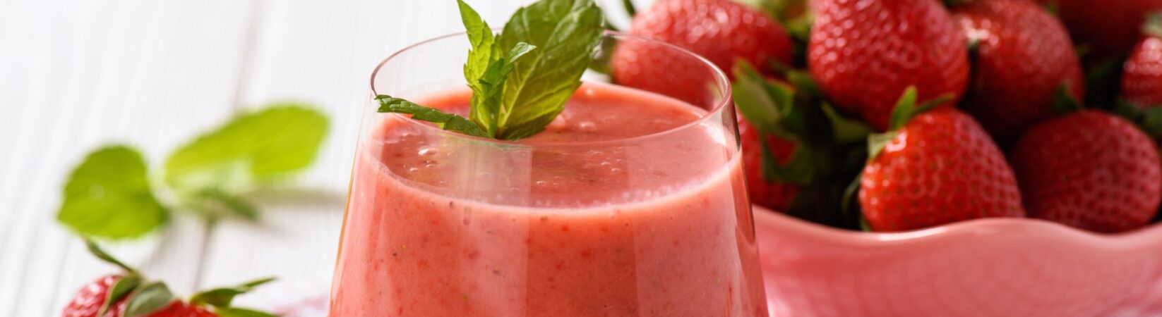 Smoothie mit Erdbeeren, Banane und Basilikum