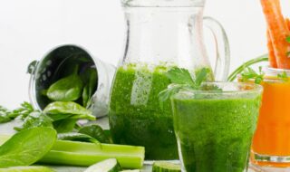 Smoothie mit Banane, Gurke, Sellerie, Spinat und Datteln Smoothie mit Banane, Gurke, Sellerie, Spinat und Datteln