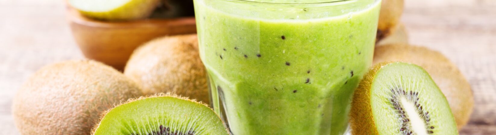 Smoothie mit Banane, Orange und Kiwi