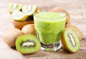 Smoothie mit Banane, Orange und Kiwi