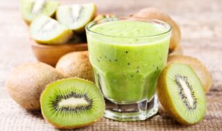 Smoothie mit Banane, Orange und Kiwi Smoothie mit Banane, Orange und Kiwi