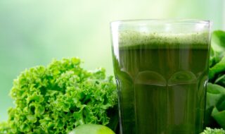 Smoothie mit Banane, Salat, Spinat und Datteln Smoothie mit Banane, Salat, Spinat und Datteln