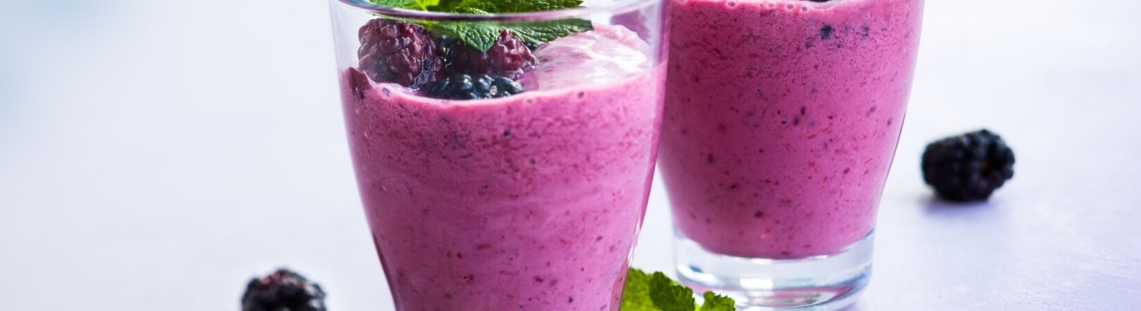 Himbeer-Smoothie mit Blaubeeren und Banane