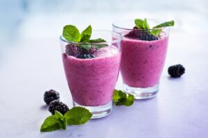 Himbeer-Smoothie mit Blaubeeren und Banane