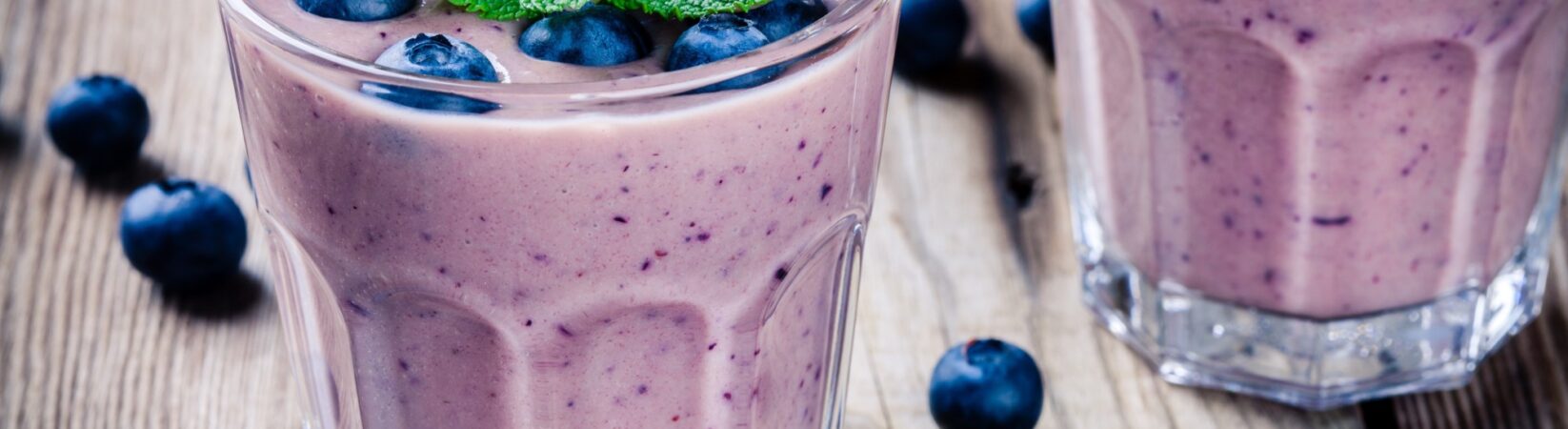 Smoothie mit Blaubeeren und Haferflocken