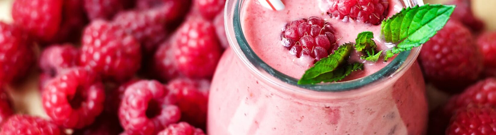 Joghurt-Smoothie mit Himbeeren und Cranberries