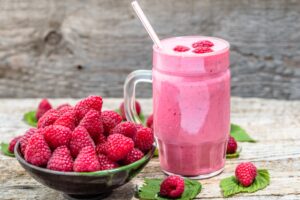 Shake mit Himbeeren, Joghurt und Leinsamen