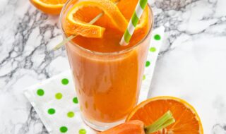 Smoothie mit Möhren, Banane, Orange und Ingwer