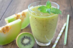 Smoothie mit Kiwi, Melone und Banane