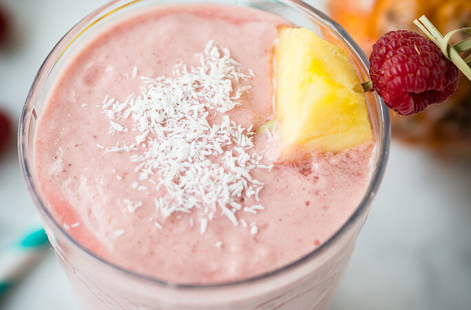 Mango-Ananas-Smoothie mit Himbeeren