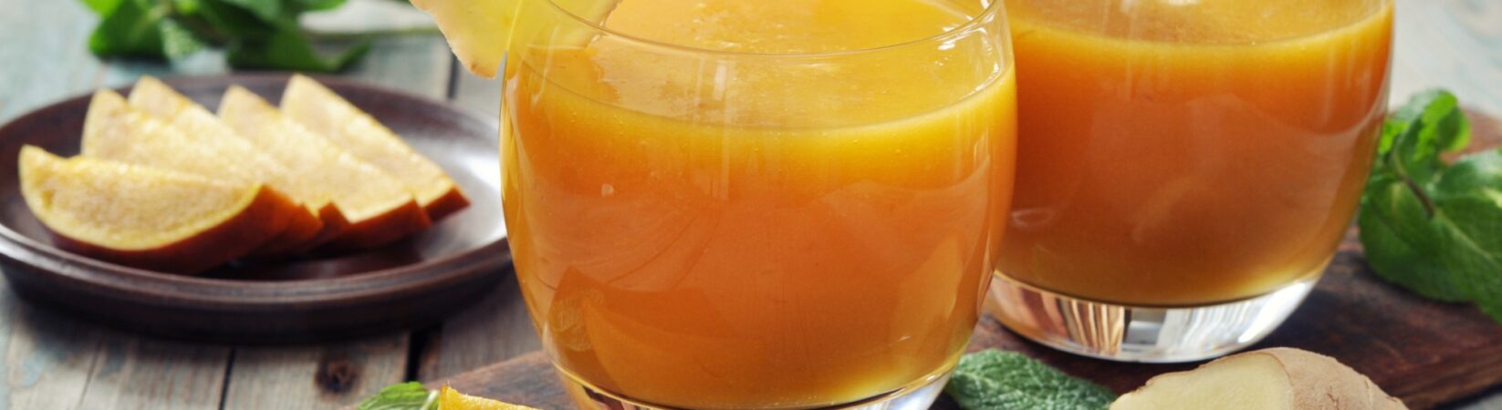 Smoothie mit Mango, Apfel und Ingwer