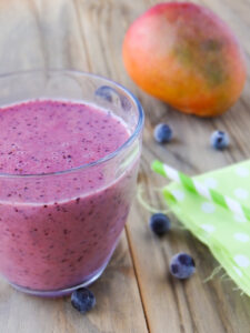 Smoothie mit Mango und Blaubeeren