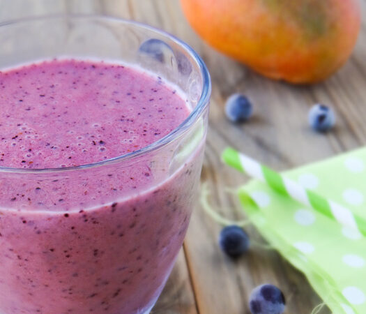 Smoothie mit Mango und Blaubeeren