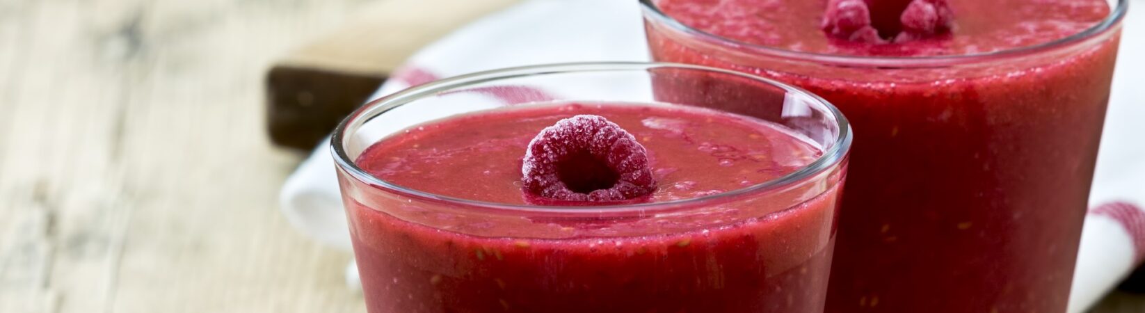 Smoothie mit Mango, Himbeeren und Mandeln