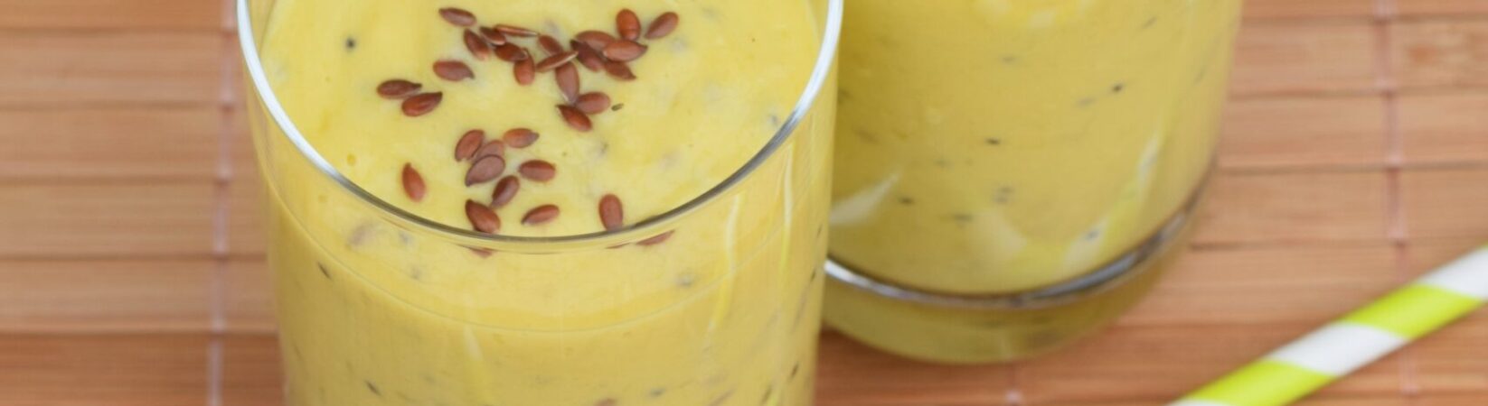 Smoothie mit Mango, Kiwi und Leinsamen