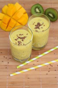 Smoothie mit Mango, Kiwi und Leinsamen