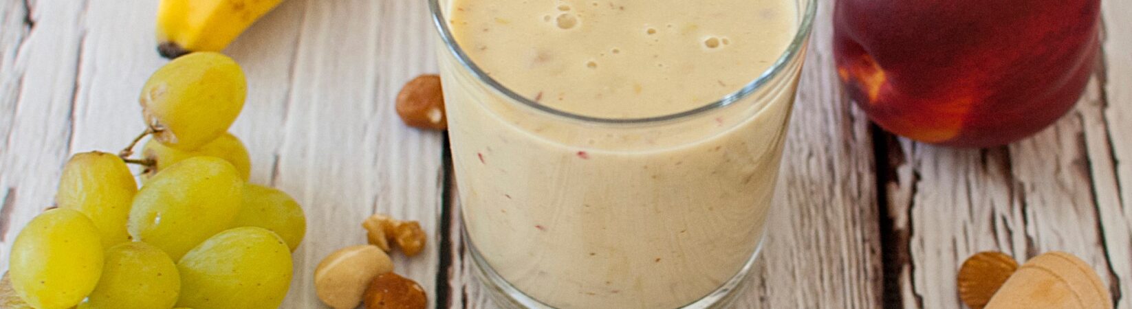 Trauben-Smoothie mit Banane, Nektarine und Nüssen