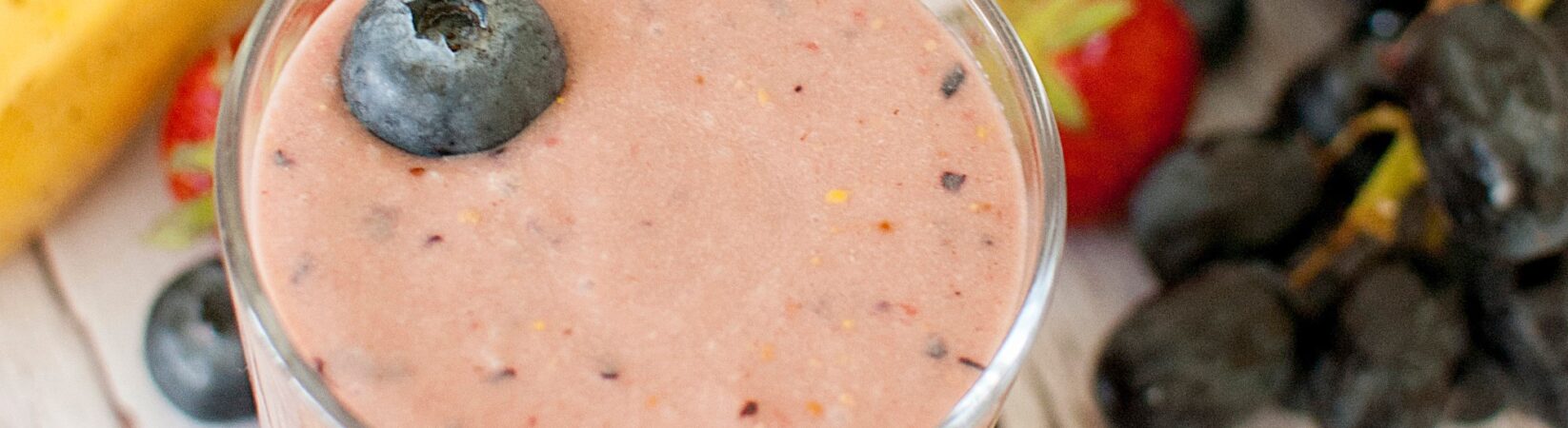 Smoothie mit Trauben, Banane und Beeren