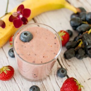 Smoothie mit Trauben, Banane und Beeren