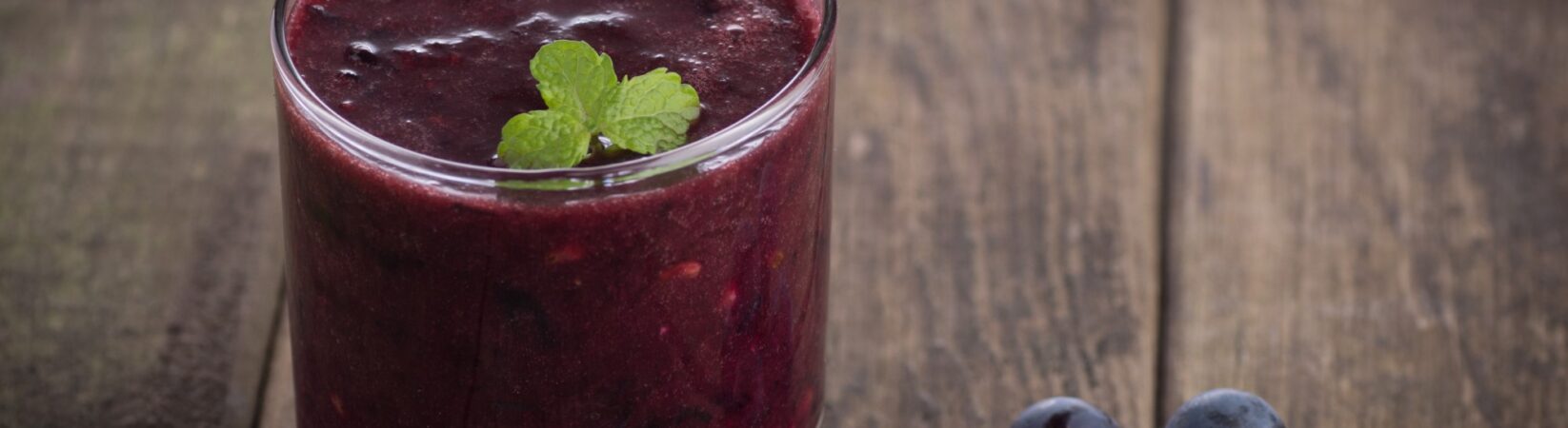 Smoothie mit Trauben, Beeren und Leinsamen