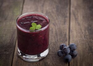 Smoothie mit Trauben, Beeren und Leinsamen