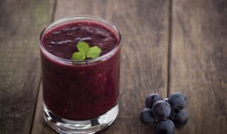 Smoothie mit Trauben, Beeren und Leinsamen Smoothie mit Trauben, Beeren und Leinsamen