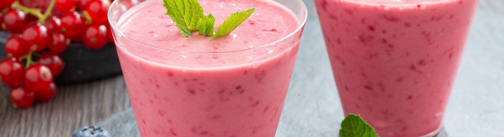 Sojamilchshake mit Beeren und Joghurt