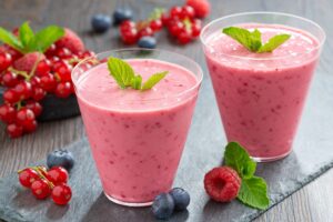 Sojamilchshake mit Beeren und Joghurt