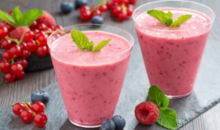 Sojamilchshake mit Beeren und Joghurt