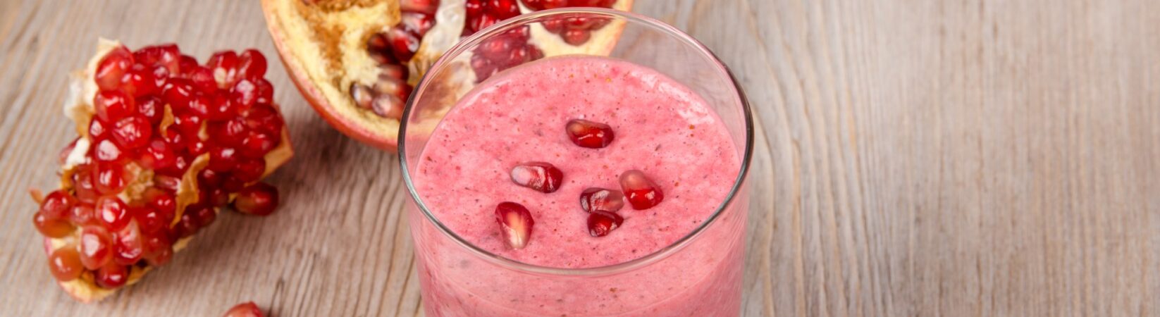 Hafermilchshake mit Erdbeeren und Granatapfel