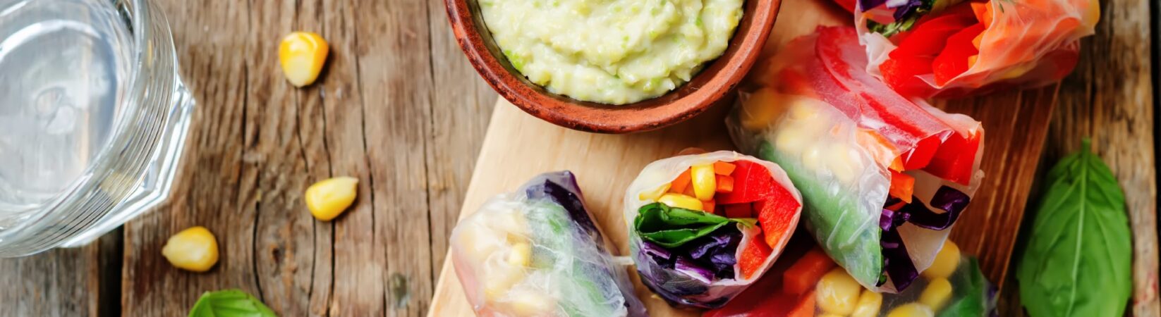 Sommerrollen mit Spinat, Rotkohl, Avocado- und Chilisauce