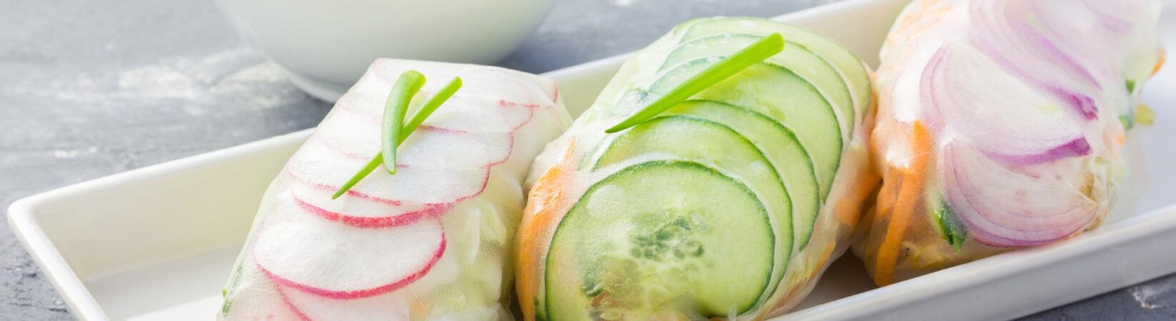 Sommerrollen mit Thunfisch, Frischkäse und buntem Gemüse