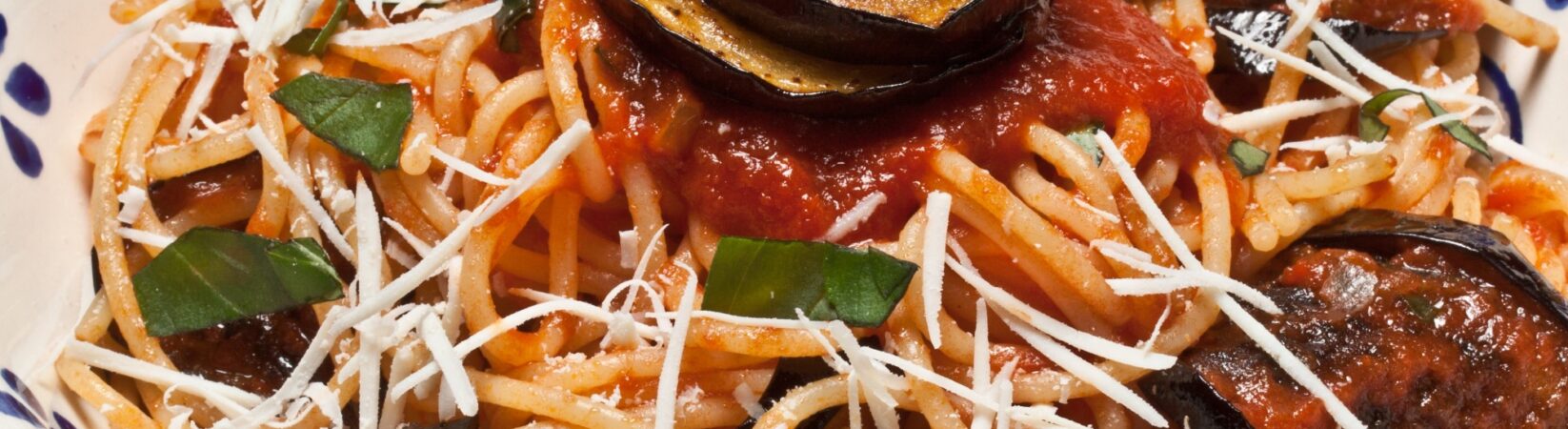 Spaghetti mit Aubergine, Tomatensoße und Parmesan