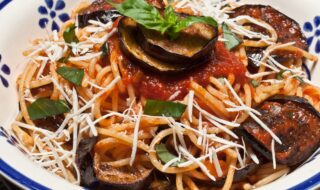 Spaghetti mit Aubergine, Tomatensoße und Parmesan Spaghetti mit Aubergine, Tomatensoße und Parmesan