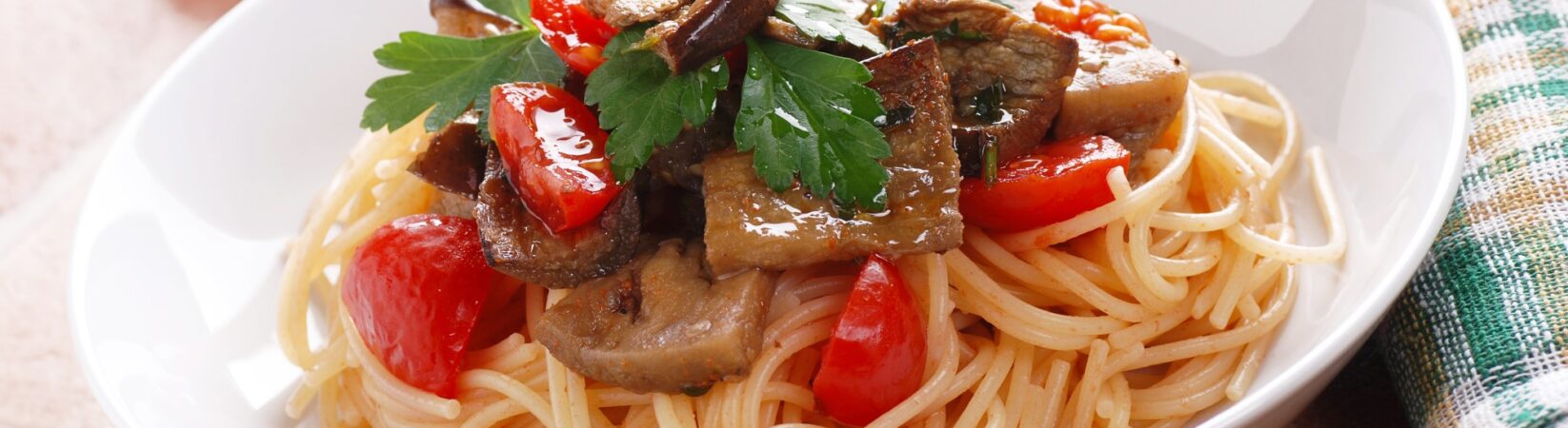 Maisnudeln mit Aubergine und Tomate