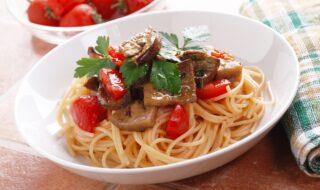 Spaghetti mit Aubergine und Tomate