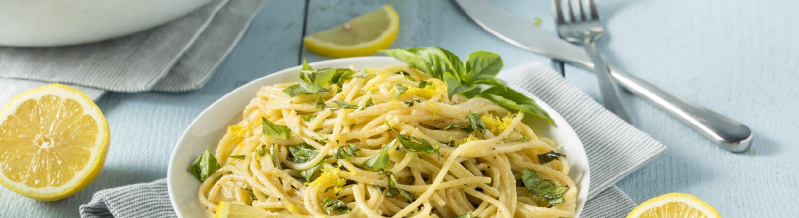 Spaghetti mit frischer Zitrone und Tomatensalat