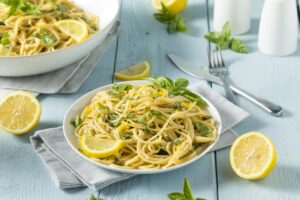 Spaghetti mit frischer Zitrone und Tomatensalat