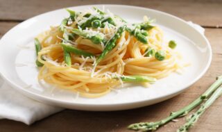 Spaghetti mit grünem Spargel, Erbsen und veganem Parmesan